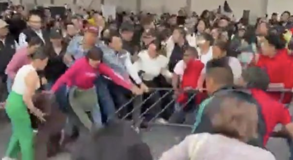 Reportan enfrentamientos en audiencia pública de Clara Brugada (Video)