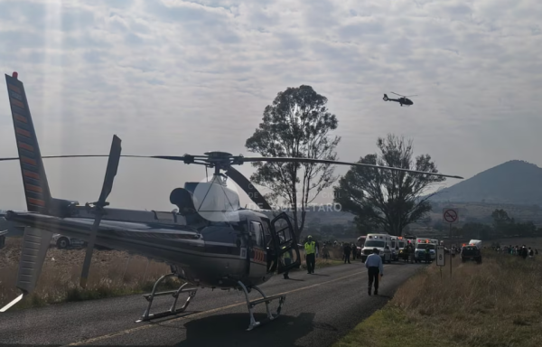Choque de autobús de pasajeros contra un árbol en Querétaro deja al menos 9 muertos