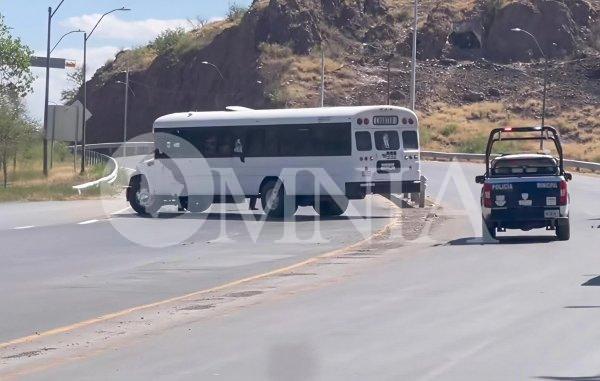 Sicarios roban camión y lo atraviesan en la entrada a Aldama