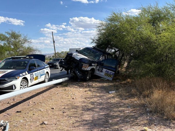 Agentes de la Policía Vial chocan contra poste en carretera a Aldama