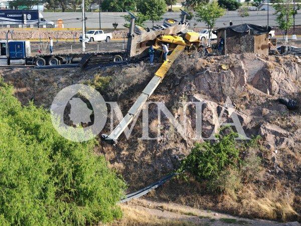 Colapsa grúa en obras del Reliz; a punto de caída al río Chuvíscar