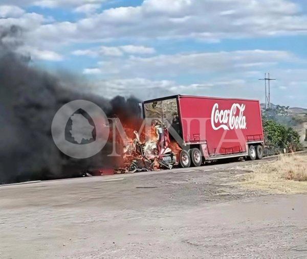Balean y queman camión de Coca Cola en Gran Morelos