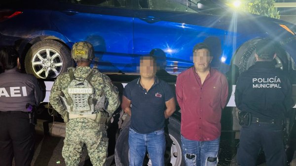 Elementos municipales de Cuauhtémoc y Mando Único rcuperan auto robado y detienen a dos hombres como posibles responsables