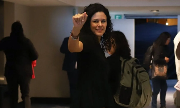 Luisa María pierde el cargo, no el ingreso