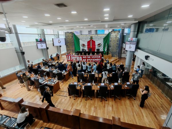 Los diputados de Morena toman tribuna del Congreso para exigir comparezca Maru Campos