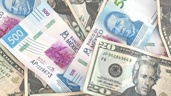 Peso mexicano se deprecia sobre 17.40 por dólar ante la incertidumbre sobre Oriente Medio