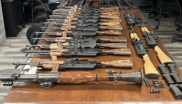 Agentes de la CBP detienen a una estadunidense que intentó introducir un arsenal México