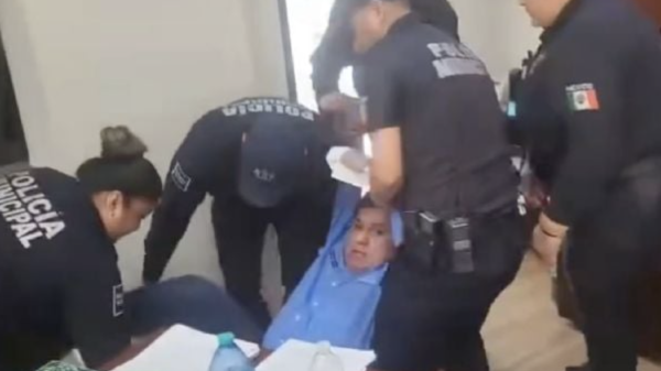 Sacan a la fuerza a gerente de Simas de Piedras Negras investigado por irregularidades (Video)