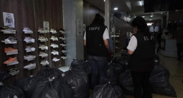 Decomisan en plaza del Centro Histórico casi 20 mil artículos falsos del Mundial 2026