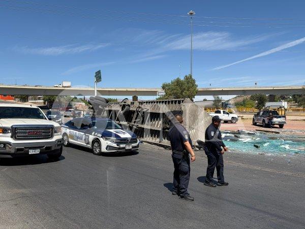 Vuelca tráiler con 30 toneladas de vidrio en la Sacramento