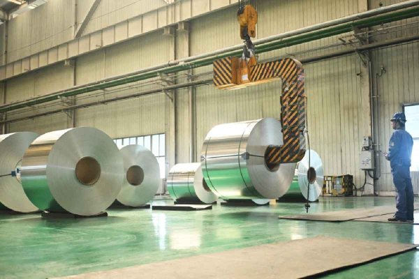 EU abre proceso para que proveedores de acero y aluminio de México y Canadá soliciten reducción arancelaria