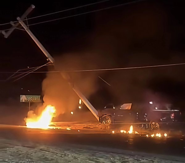 Choca contra poste y deja sin energía eléctrica toda la zona Reliz