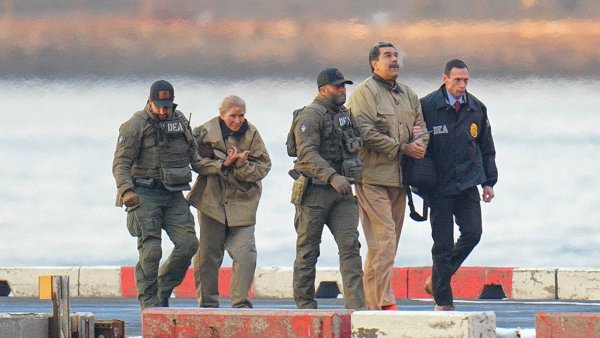 NYT: EE.UU. le permite a Caracas pagar la defensa de Maduro y su esposa