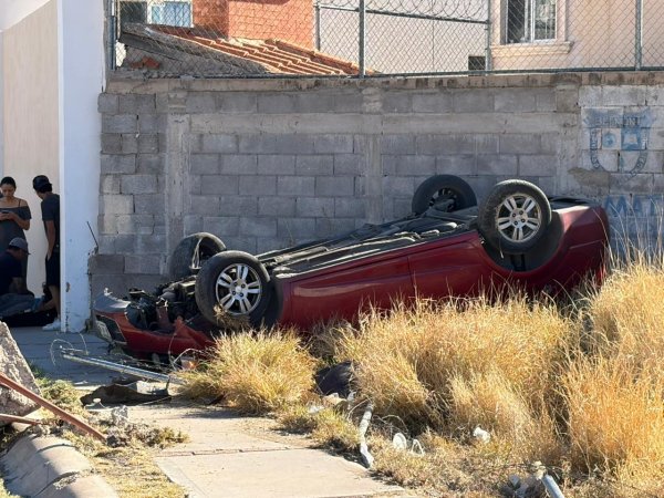 Aparatosa volcadura en Cumbres deja a joven con lesiones leves