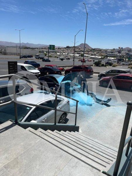 Incendio vehicular frente a agencia automotriz en Periférico de la Juventud deja solo daños materiales