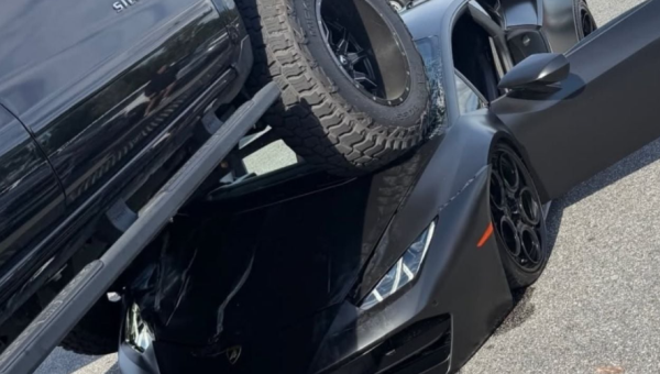 Mujer aplasta un Lamborghini con su camioneta en Florida