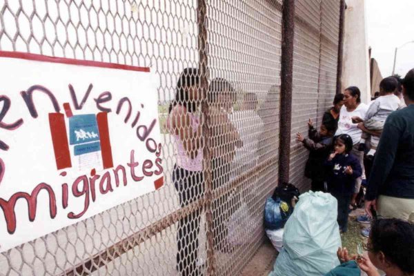 Embajada de EU en México advierte a migrantes sobre uso de “coyotes” para cruzar la frontera; “solo buscan quitarte tu dinero”, señala