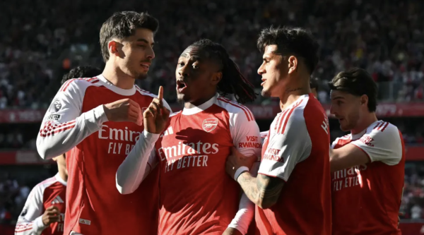 El Arsenal se aferra al córner para recuperar el liderato de la Premier