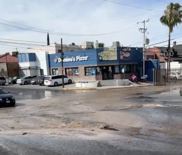 Mega fuga de agua en avenida Mirador y calle Louisiana