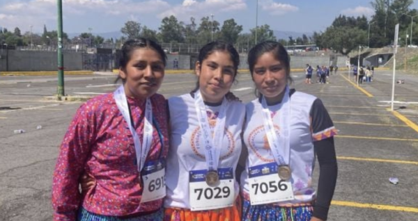 Comitiva de jóvenes rarámuris participa en carrera de fundación UNAM