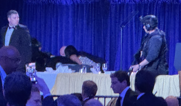 Evacúan a Trump de una cena con periodistas tras escucharse unos disparos