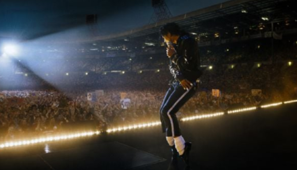 La película biográfica de Michael Jackson rompe récord en taquilla pese a malas críticas