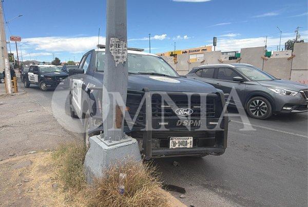 Patrulla municipal se impacta contra poste en el norte de la ciudad
