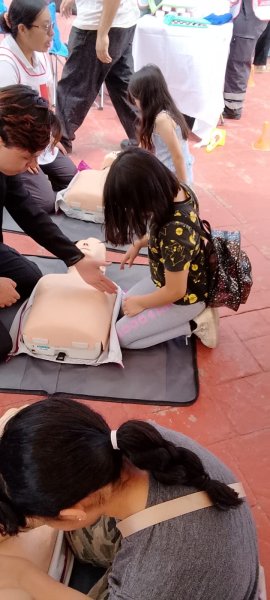 Niñas y niños aprenden RCP en evento de la Cruz Roja