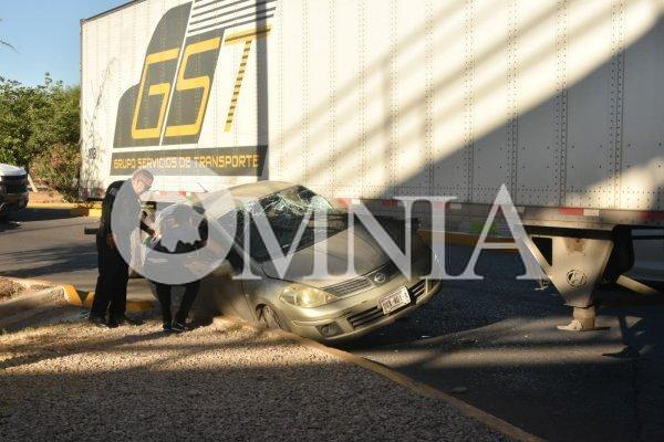 Conductora choca contra tráiler en la Homero