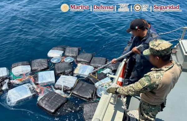 Marina asegura cerca de una tonelada de cocaína frente a las costas de Chiapas