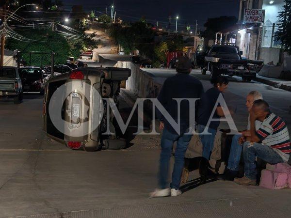 Vuelca camioneta en la Lealtad; a 5 horas las autoridades no acuden