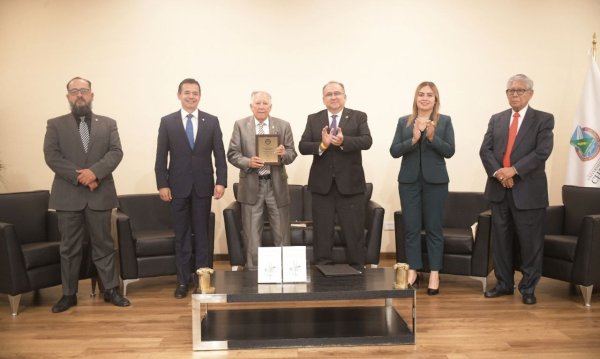 Entre aulas y tribunales: un libro que narra la vida detrás del Derecho