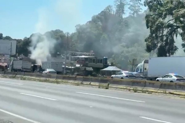Enfrentamiento entre sindicatos provoca balacera y quema de camiones en la México-Puebla