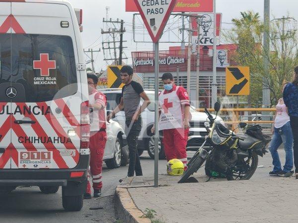 Motociclista de Uber Eats resulta lesionado tras choque en glorieta de avenida Zarco