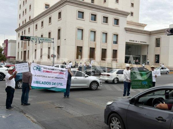 Jubilados de CFE protestan en el primer cuadro de la ciudad
