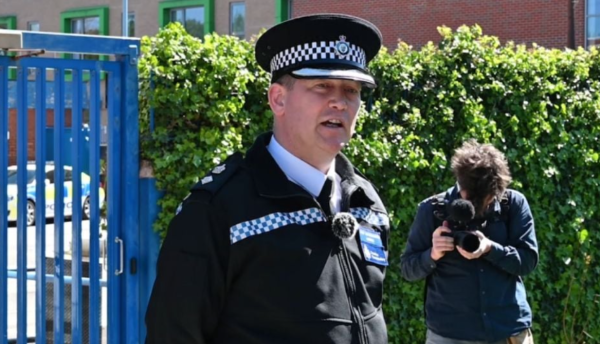 Capturan a dos mexicanos en redada contra secta en Inglaterra investigada por agresión sexual y esclavitud