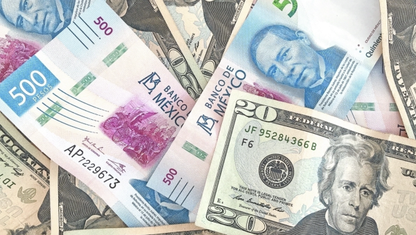 Peso mexicano se deprecia frente al dólar tras advertencia de la Fed sobre inflación
