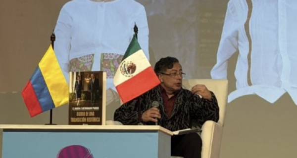 Petro presenta libro de Sheinbaum en Bogotá y critica los progresismos autoritarios