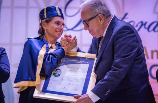 Entregó Rocha Moya doctorado honoris causa a la mamá de Sheinbaum