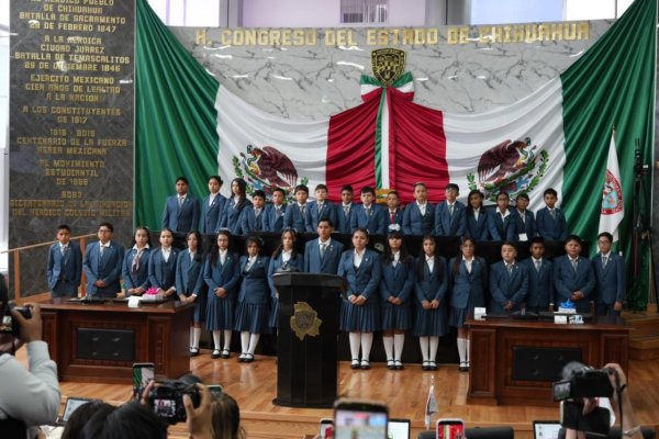 Viven niñas y niños de Chihuahua experiencia legislativa en el Congreso del Estado.