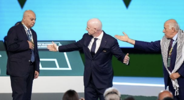 Directivos palestinos e israelíes de futbol se niegan a darse la mano en el Congreso FIFA (Video)