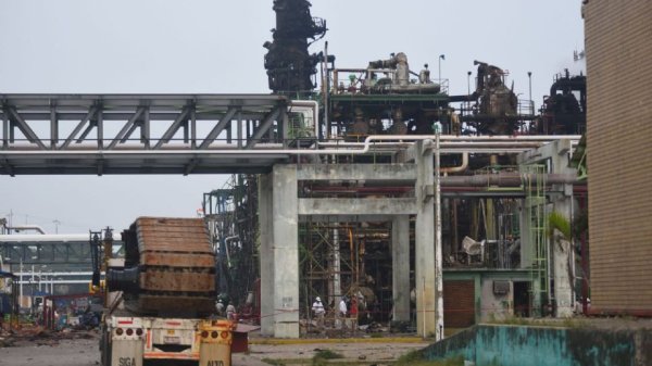 Evacúan a decenas de trabajadores del Complejo Pajaritos de Pemex en Veracruz por incendio