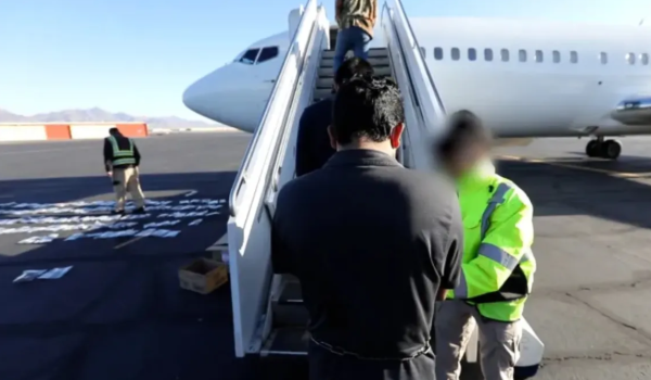 Casi 2 mil 300 mexicanos deportados desde EU han llegado a Guatemala: Arévalo