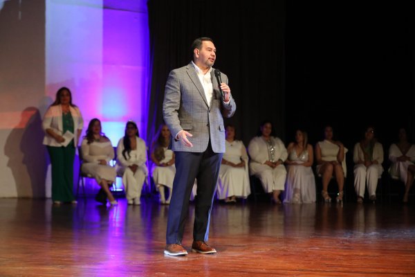 Presentan el libro “Mujeres perfectamente imperfectas