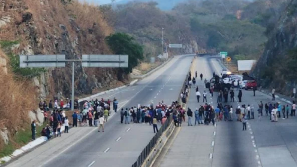 Bloquean autopista del Sol para exigir retiro de autodefensas; afectan a cientos de turistas