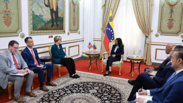 Delcy Rodríguez recibe a misión diplomática de Estados Unidos