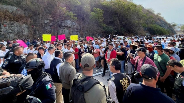 Levantan bloqueo en la Autopista del Sol tras acordar mesa de diálogo
