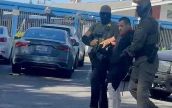 ICE irrumpe en actividad religiosa de iglesia hispana en Los Ángeles