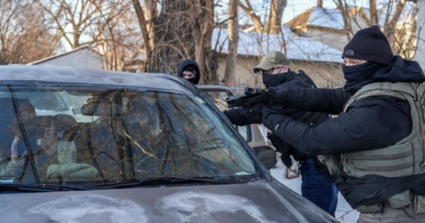 Agentes del ICE apuntan con sus armas y arrestan a activistas que los seguían en Minneapolis