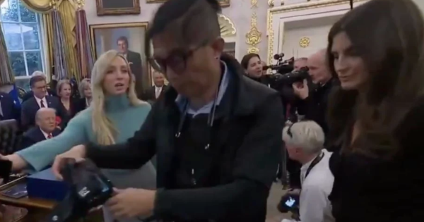 Expulsan a periodista del Despacho Oval tras preguntar a Trump sobre los archivos Epstein